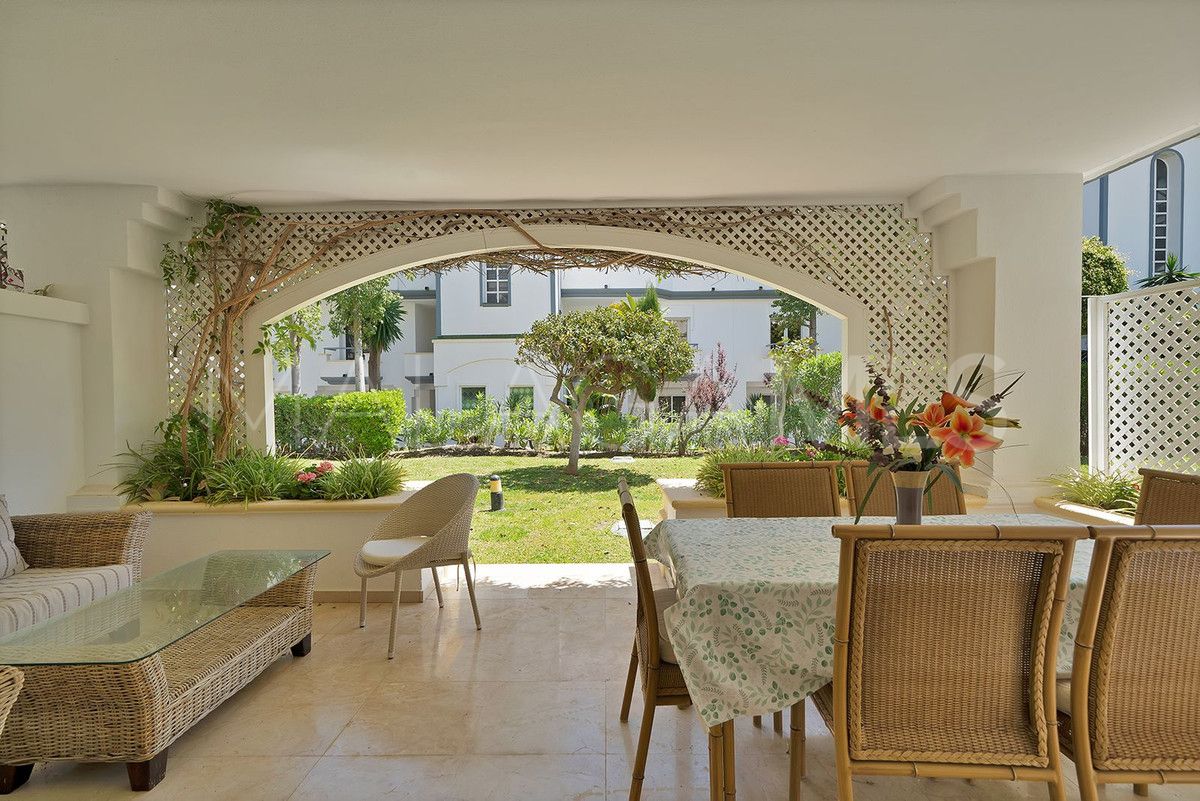 Se vende apartamento planta baja in New Golden Mile with 2 bedrooms