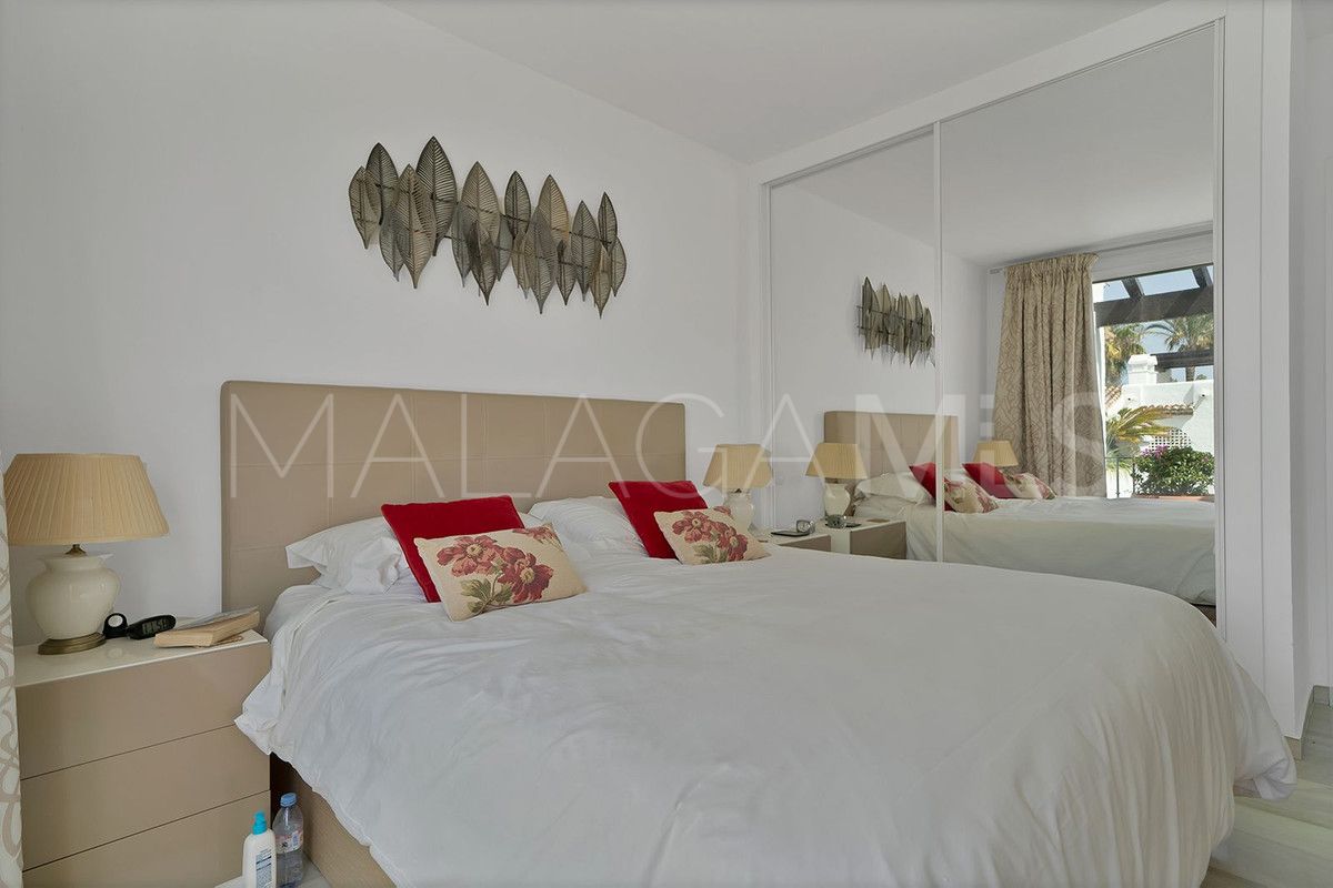Penthouse for sale in Estepona with 3 bedrooms