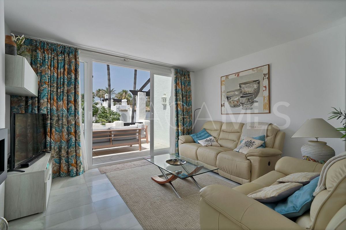Penthouse for sale in Estepona with 3 bedrooms