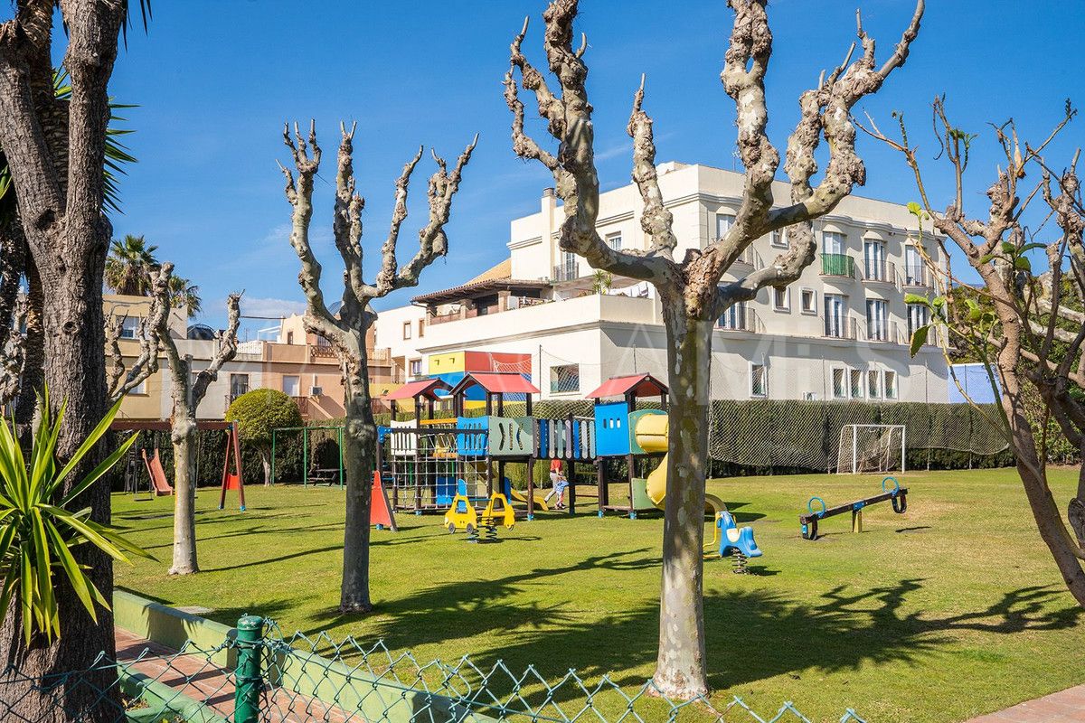 Penthouse for sale in Estepona with 3 bedrooms