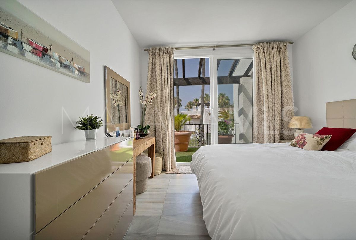 Penthouse for sale in Estepona with 3 bedrooms