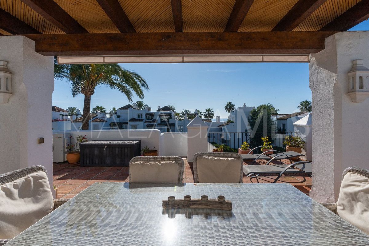 Penthouse for sale in Estepona with 3 bedrooms