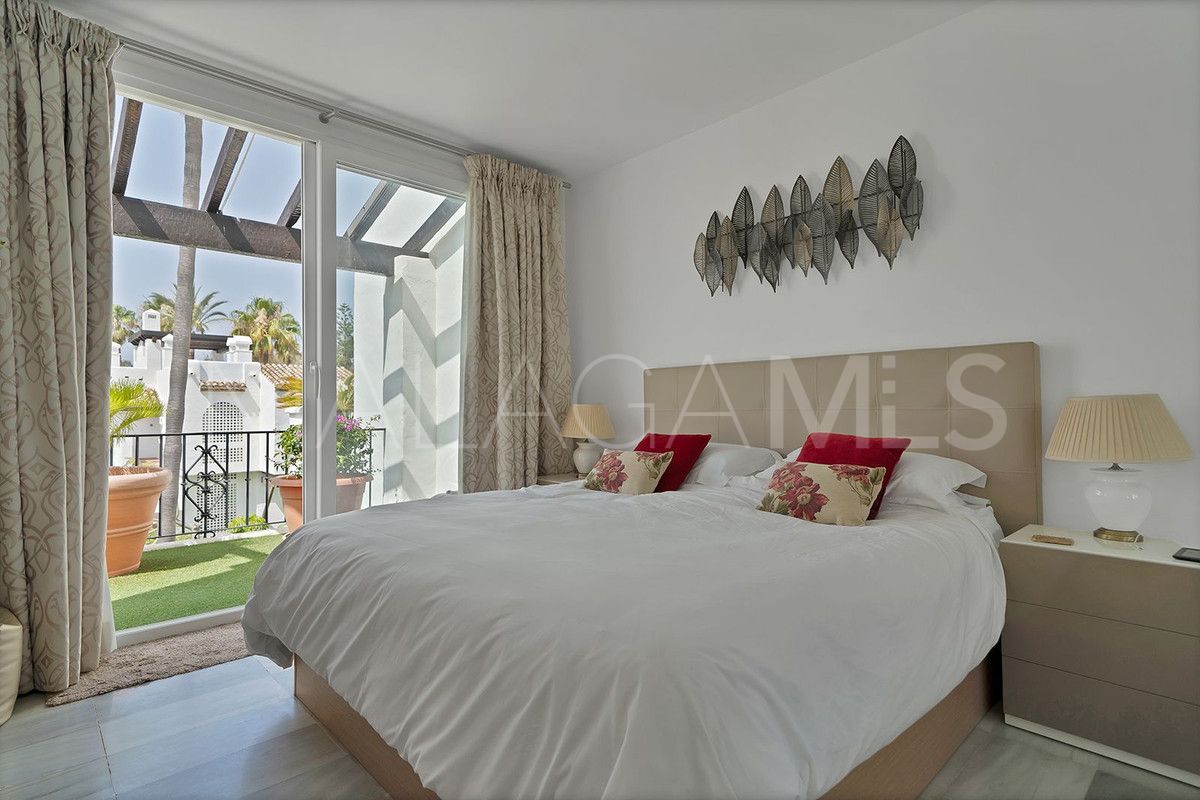 Penthouse for sale in Estepona with 3 bedrooms