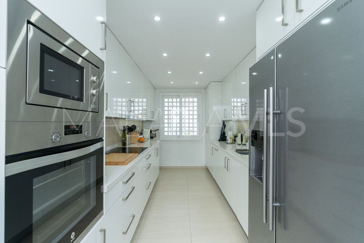 Penthouse for sale in Estepona with 3 bedrooms