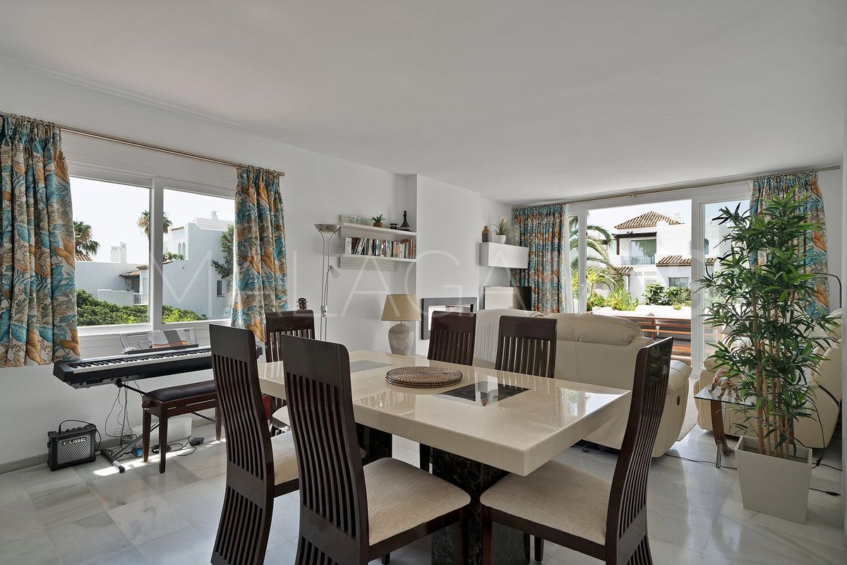 Penthouse for sale in Estepona with 3 bedrooms