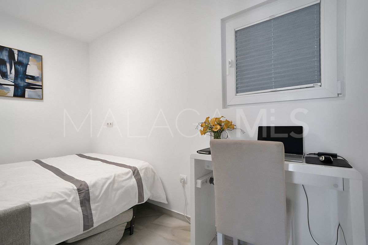 Penthouse for sale in Estepona with 3 bedrooms