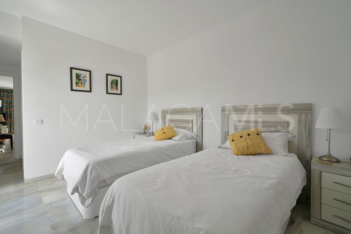Penthouse for sale in Estepona with 3 bedrooms