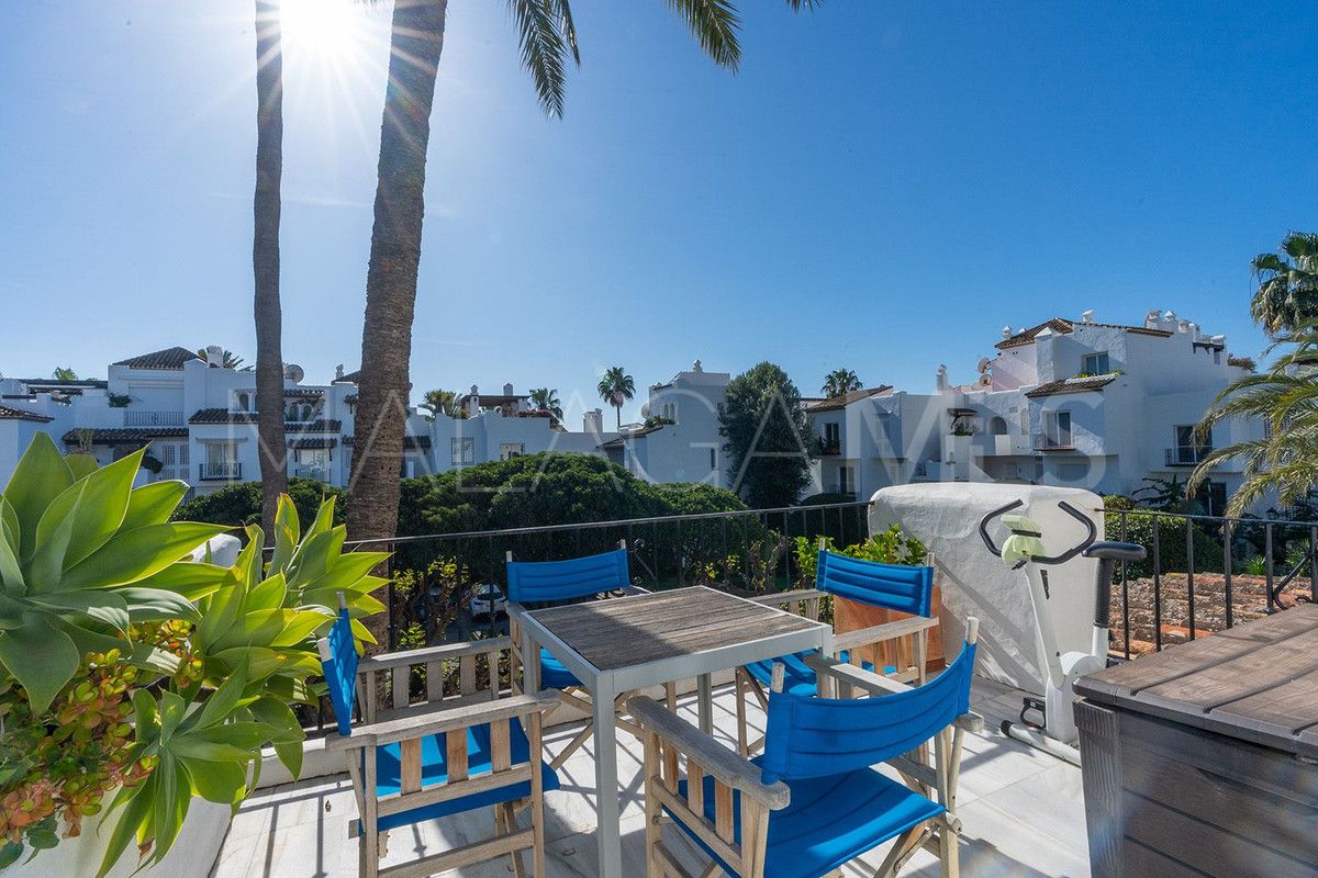 Penthouse for sale in Estepona with 3 bedrooms