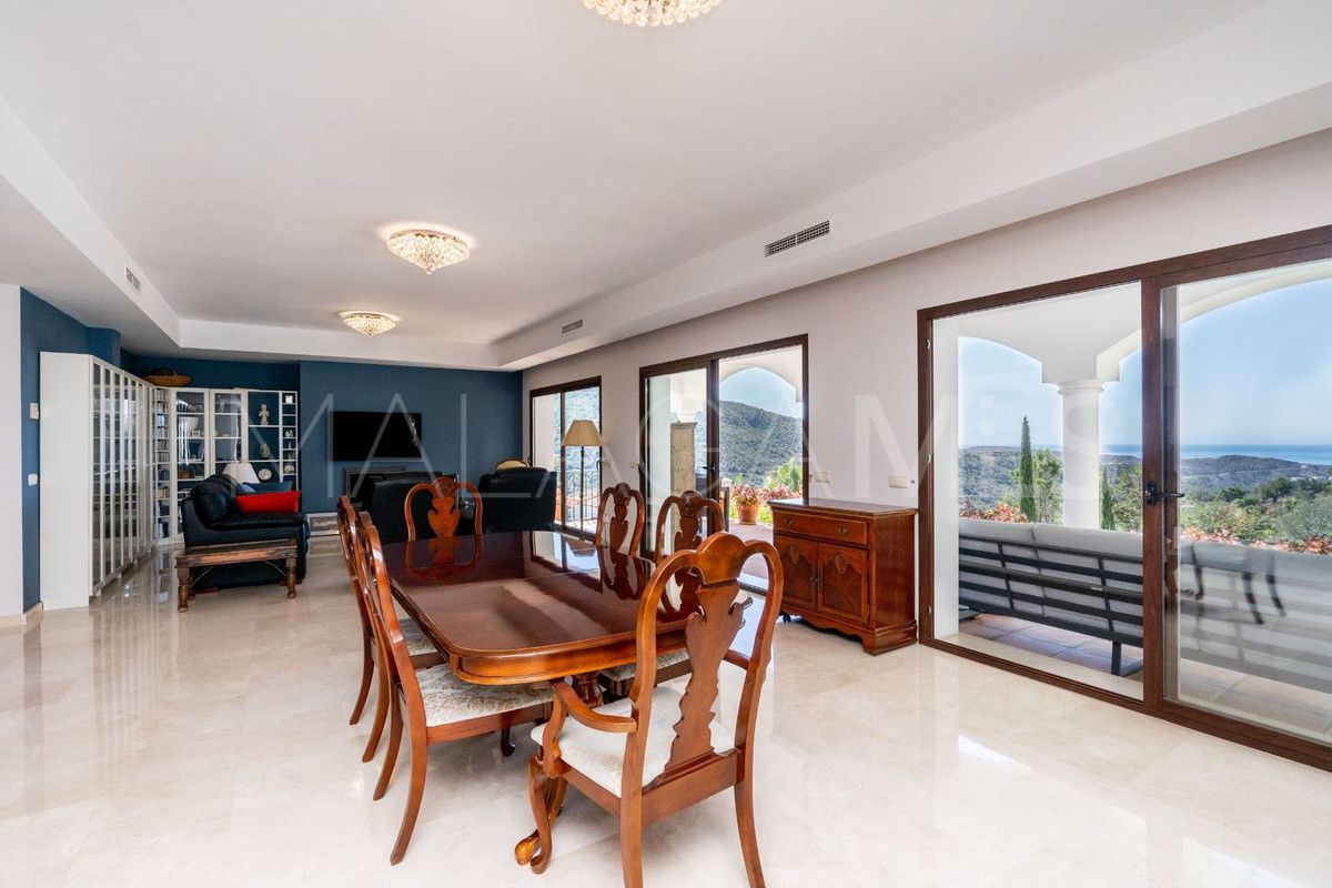 Buy villa in Benahavis de 4 bedrooms