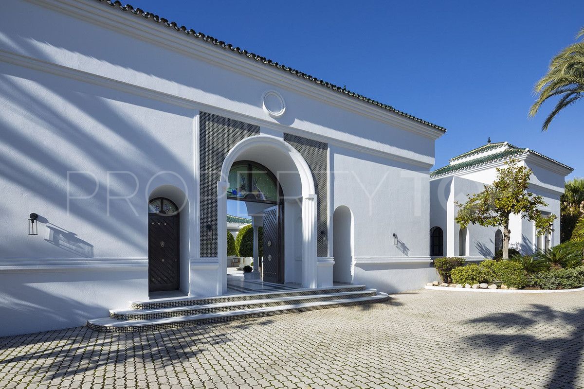 Villa for sale in Nueva Andalucia