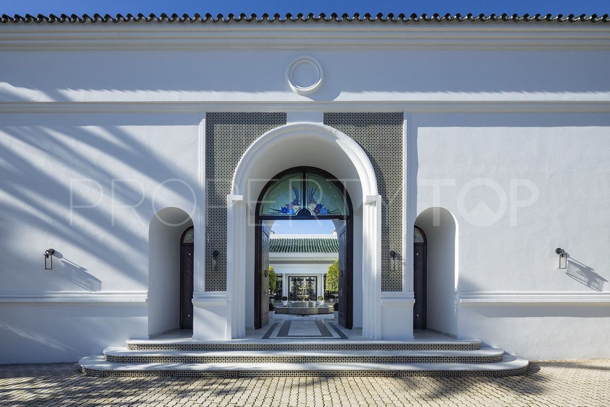 Villa for sale in Nueva Andalucia