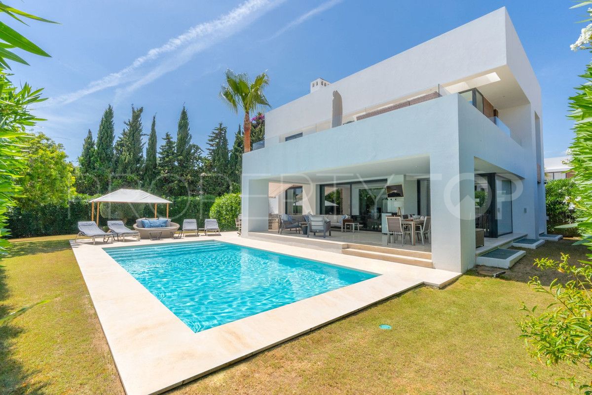 5 bedrooms villa in El Paraiso for sale