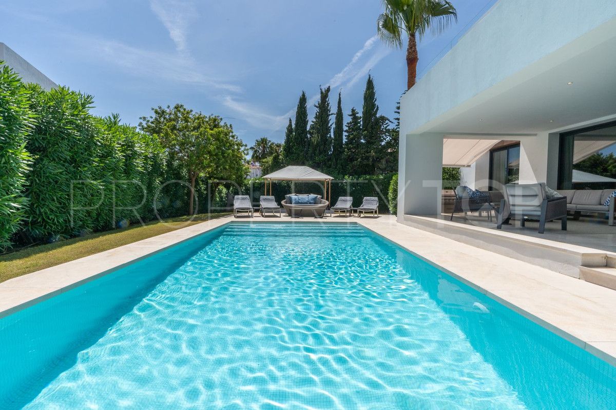 5 bedrooms villa in El Paraiso for sale