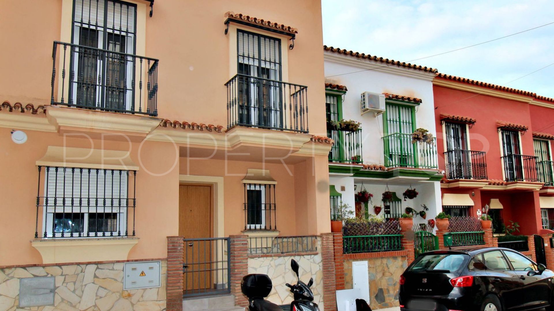 Las Lagunas town house for sale