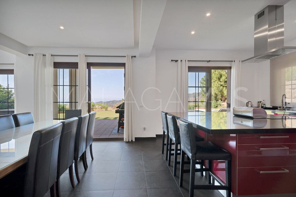 Villa for sale in Benahavis