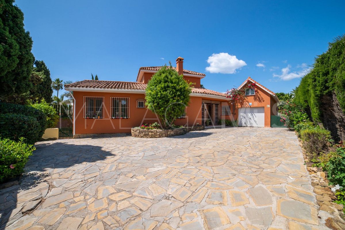 For sale villa in El Paraiso with 4 bedrooms
