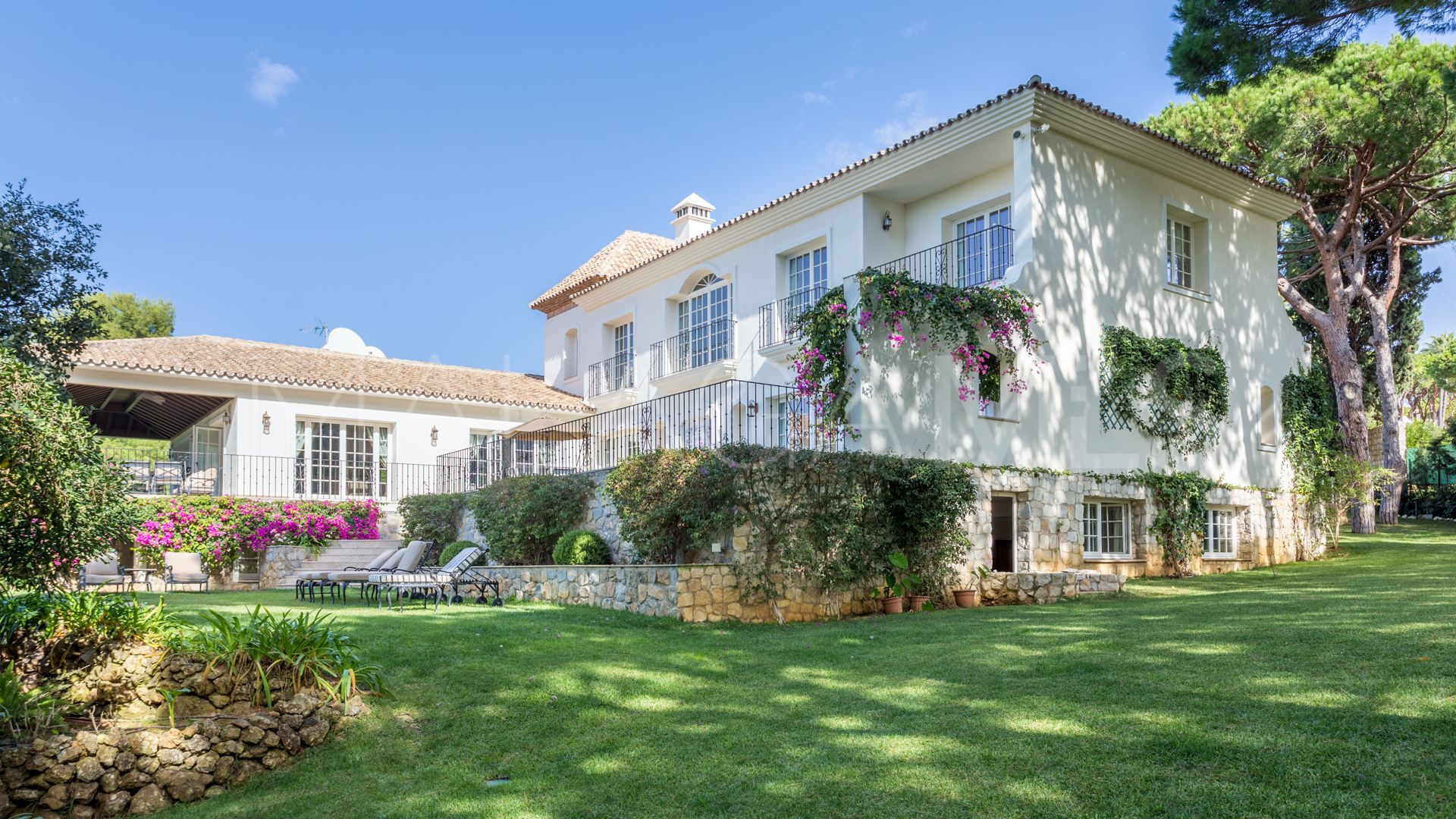 Buy villa in Hacienda las Chapas