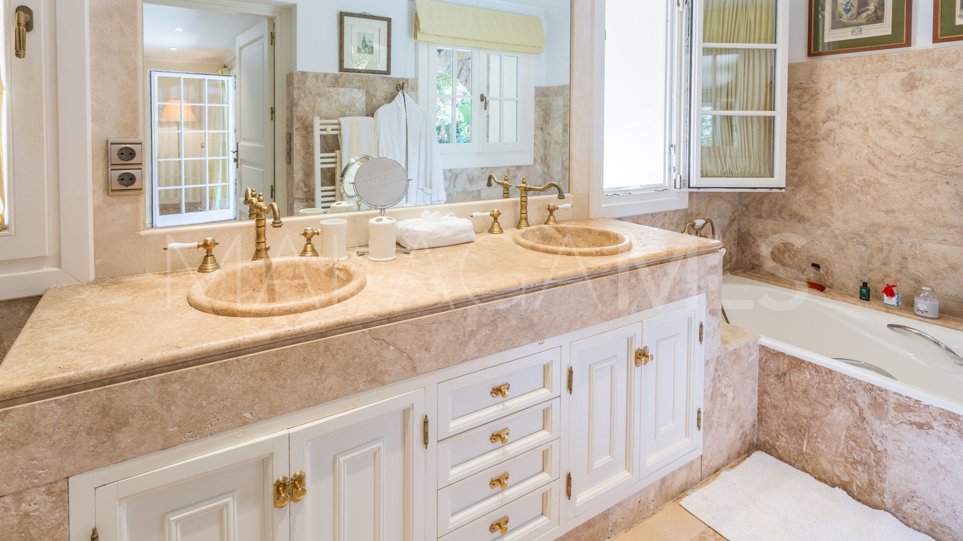 Buy villa in Hacienda las Chapas