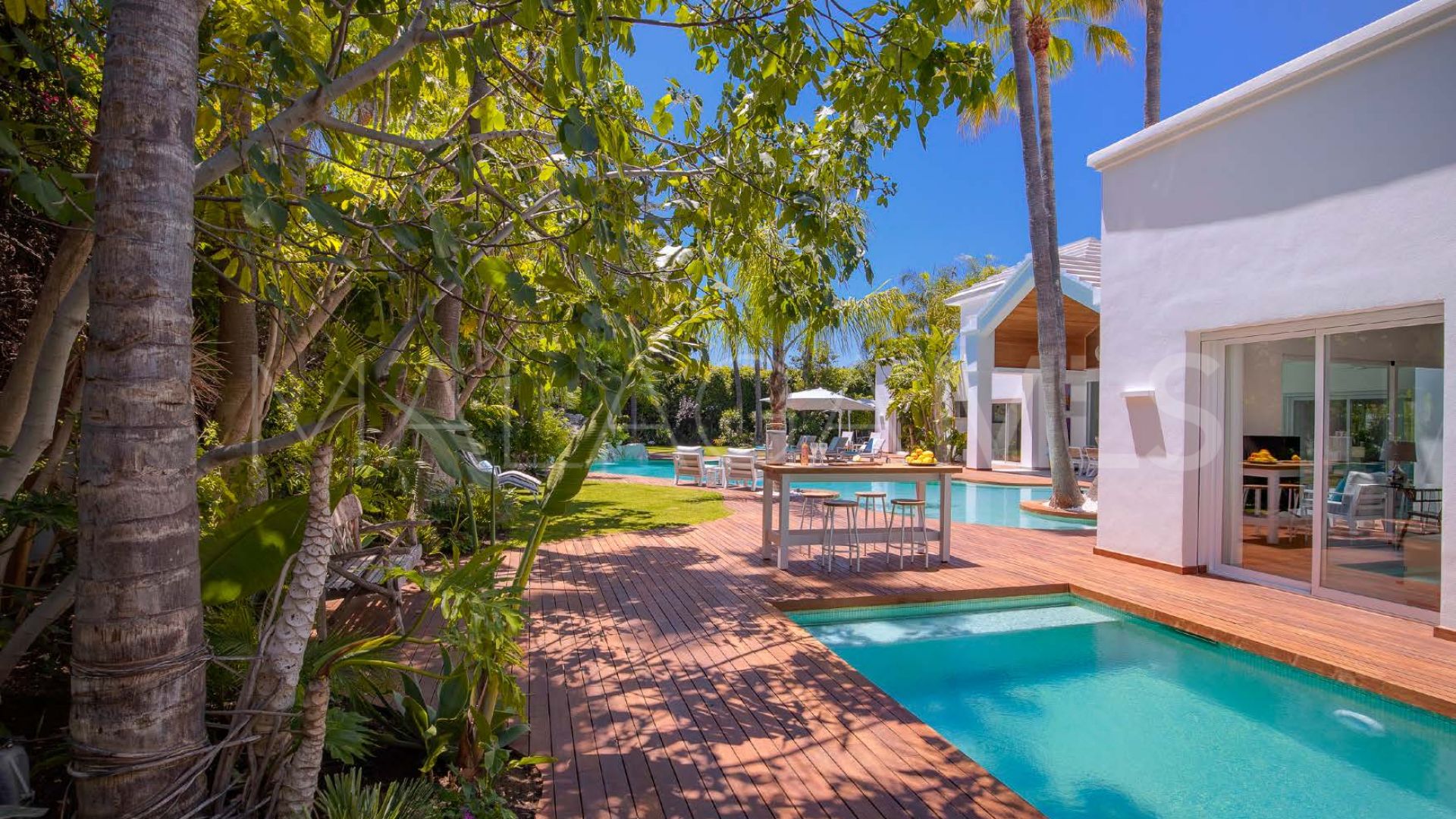 Villa for sale in Guadalmina Baja