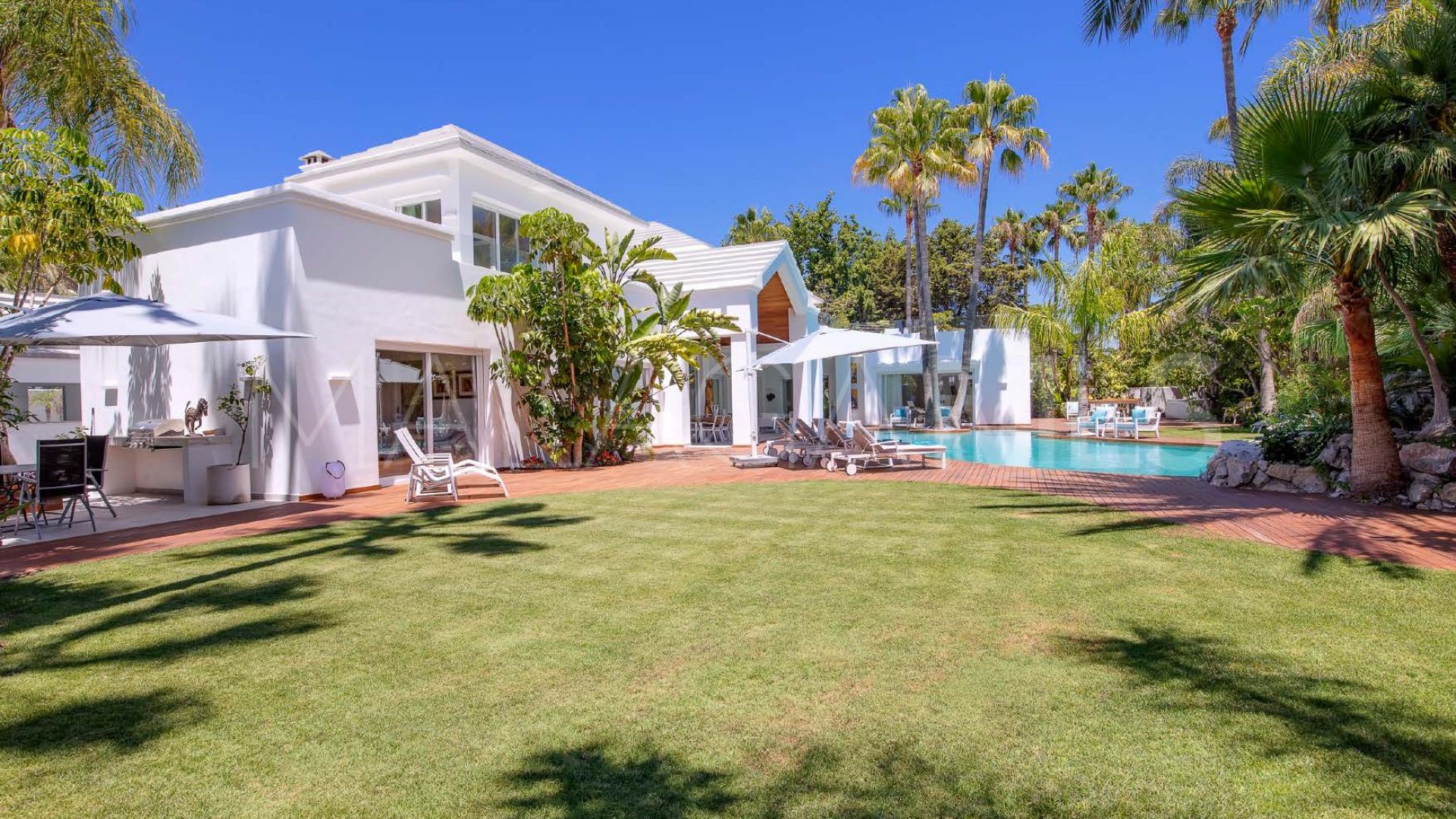 Villa for sale in Guadalmina Baja