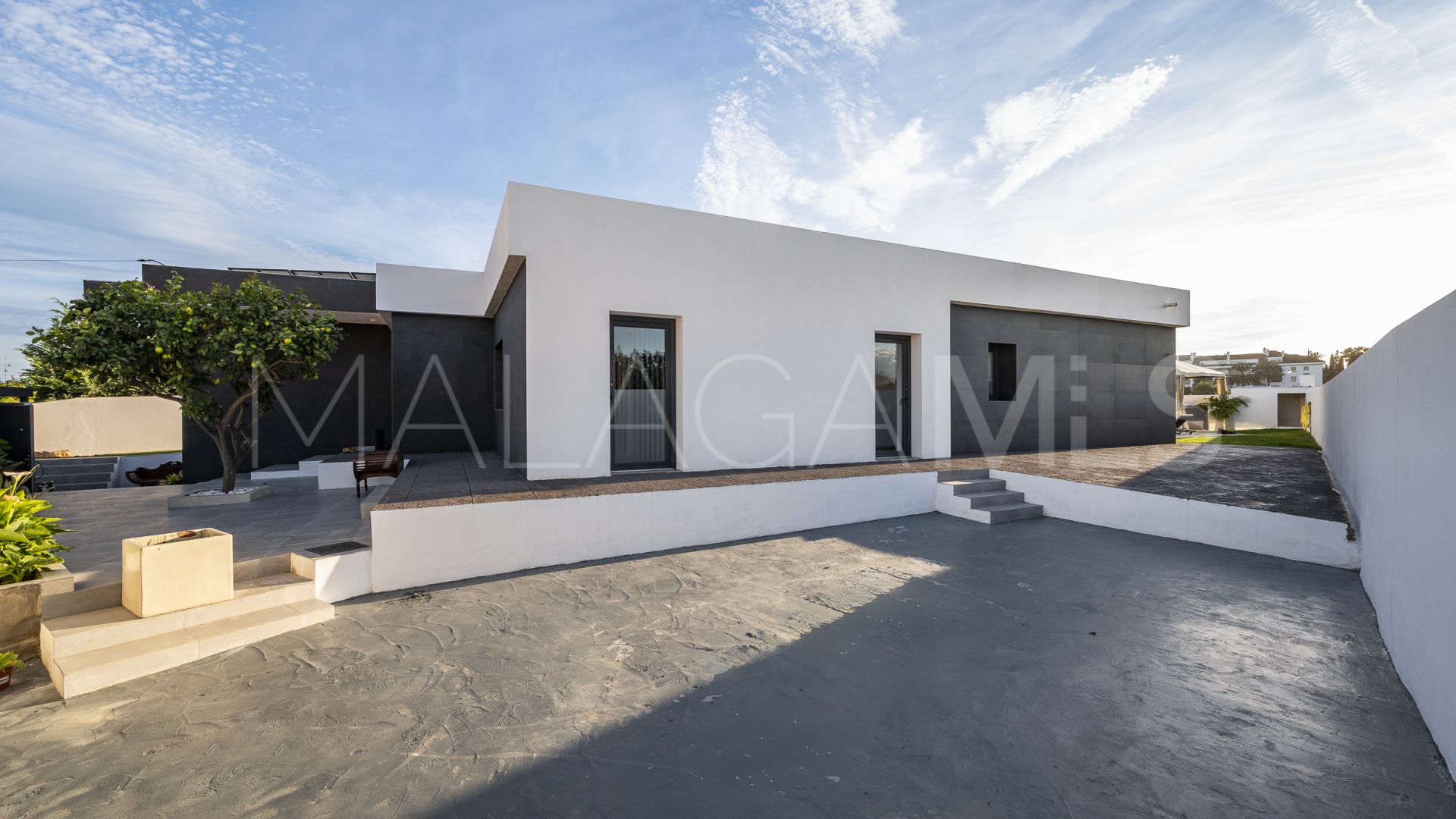 For sale villa in Linda Vista Baja with 3 bedrooms