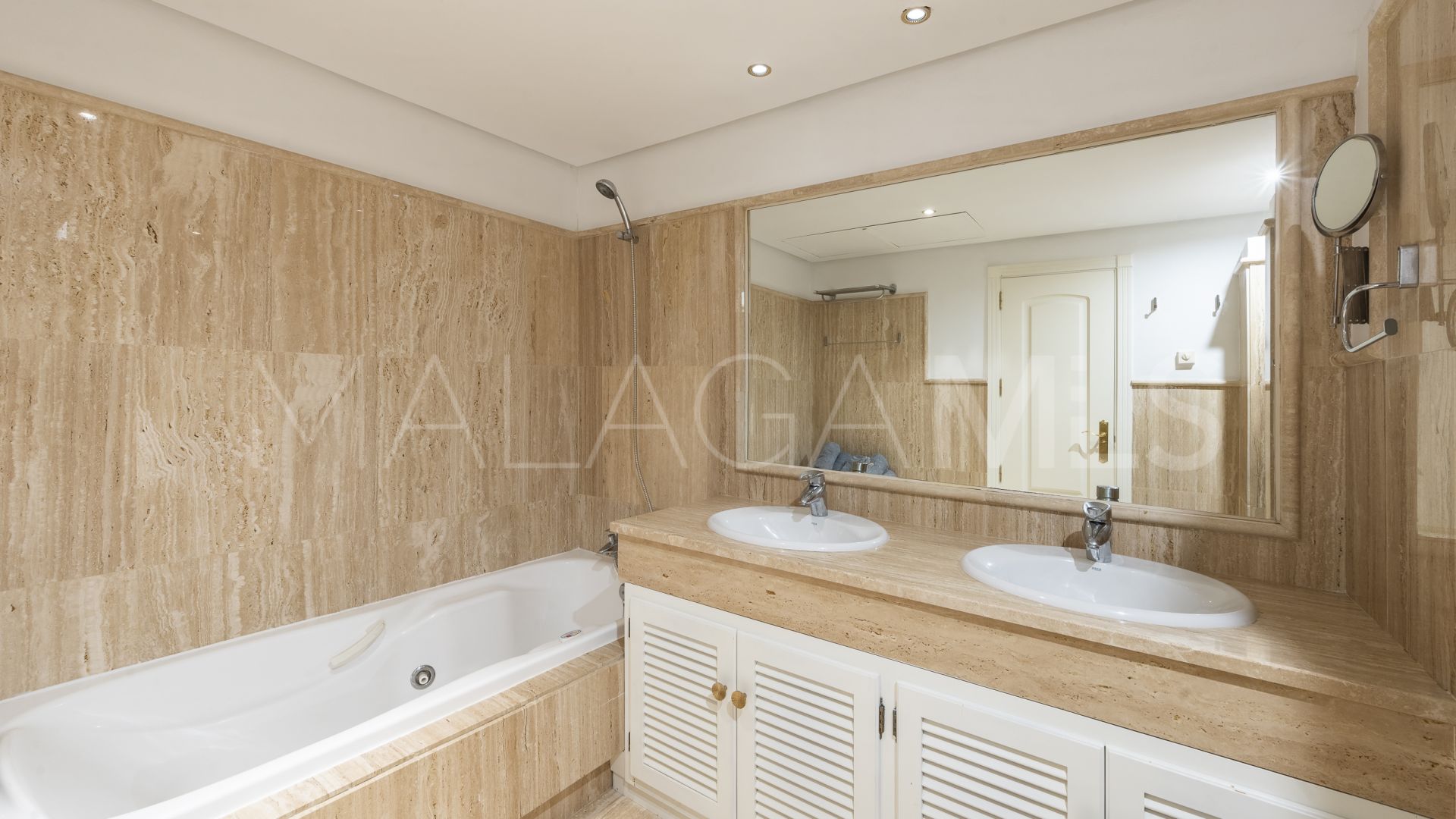 For sale ground floor apartment in Los Monteros Palm Beach with 2 bedrooms