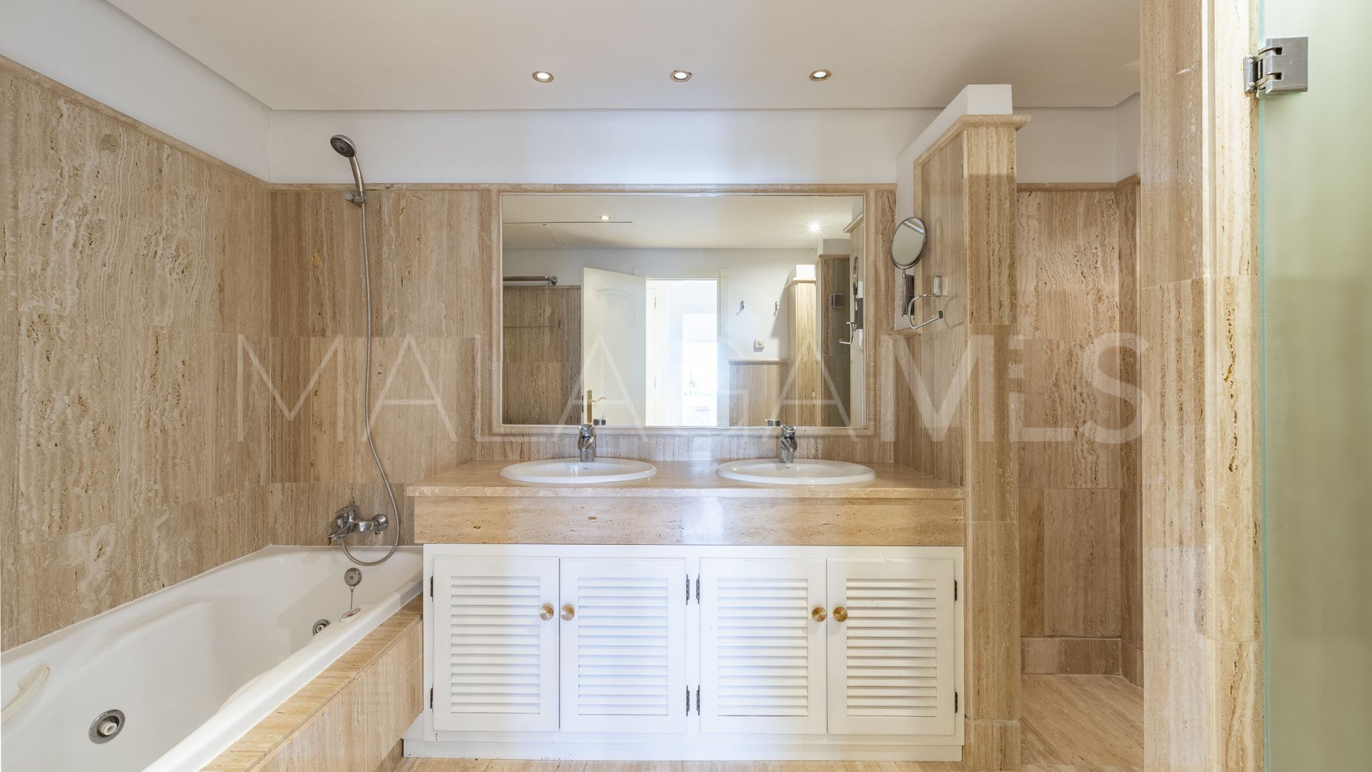 For sale ground floor apartment in Los Monteros Palm Beach with 2 bedrooms