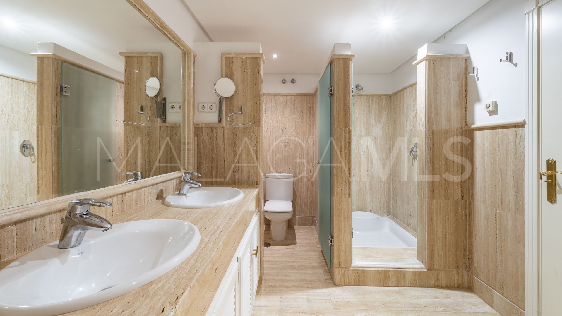 For sale ground floor apartment in Los Monteros Palm Beach with 2 bedrooms