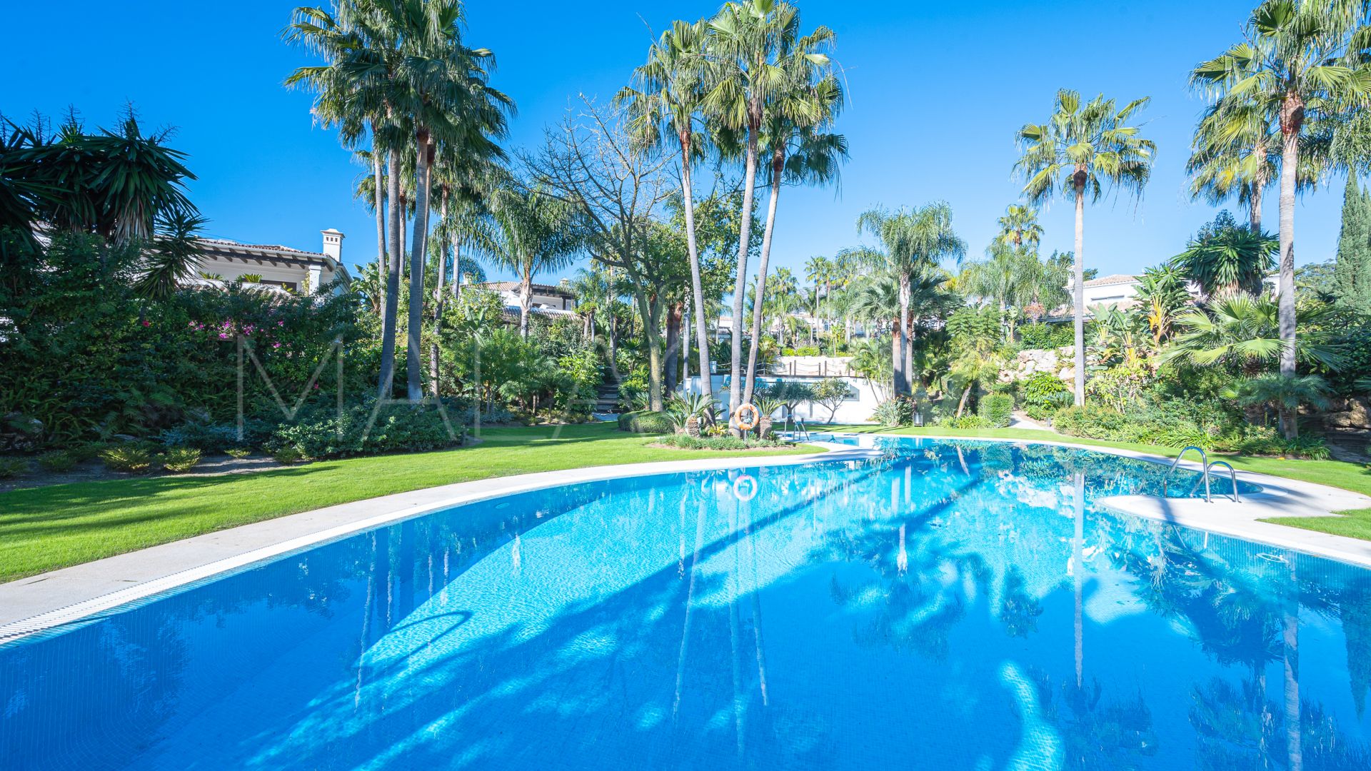 For sale villa with 5 bedrooms in Lomas de Magna Marbella