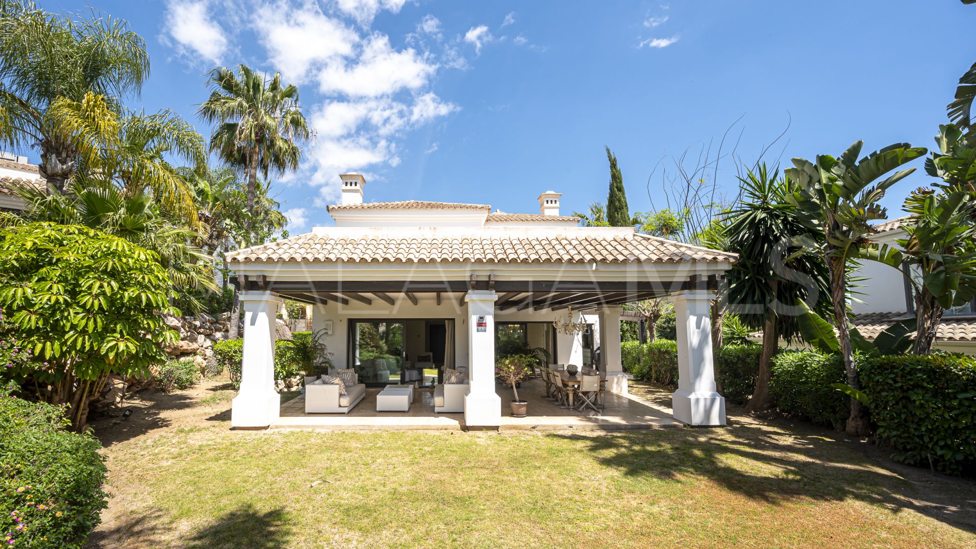 For sale villa with 5 bedrooms in Lomas de Magna Marbella