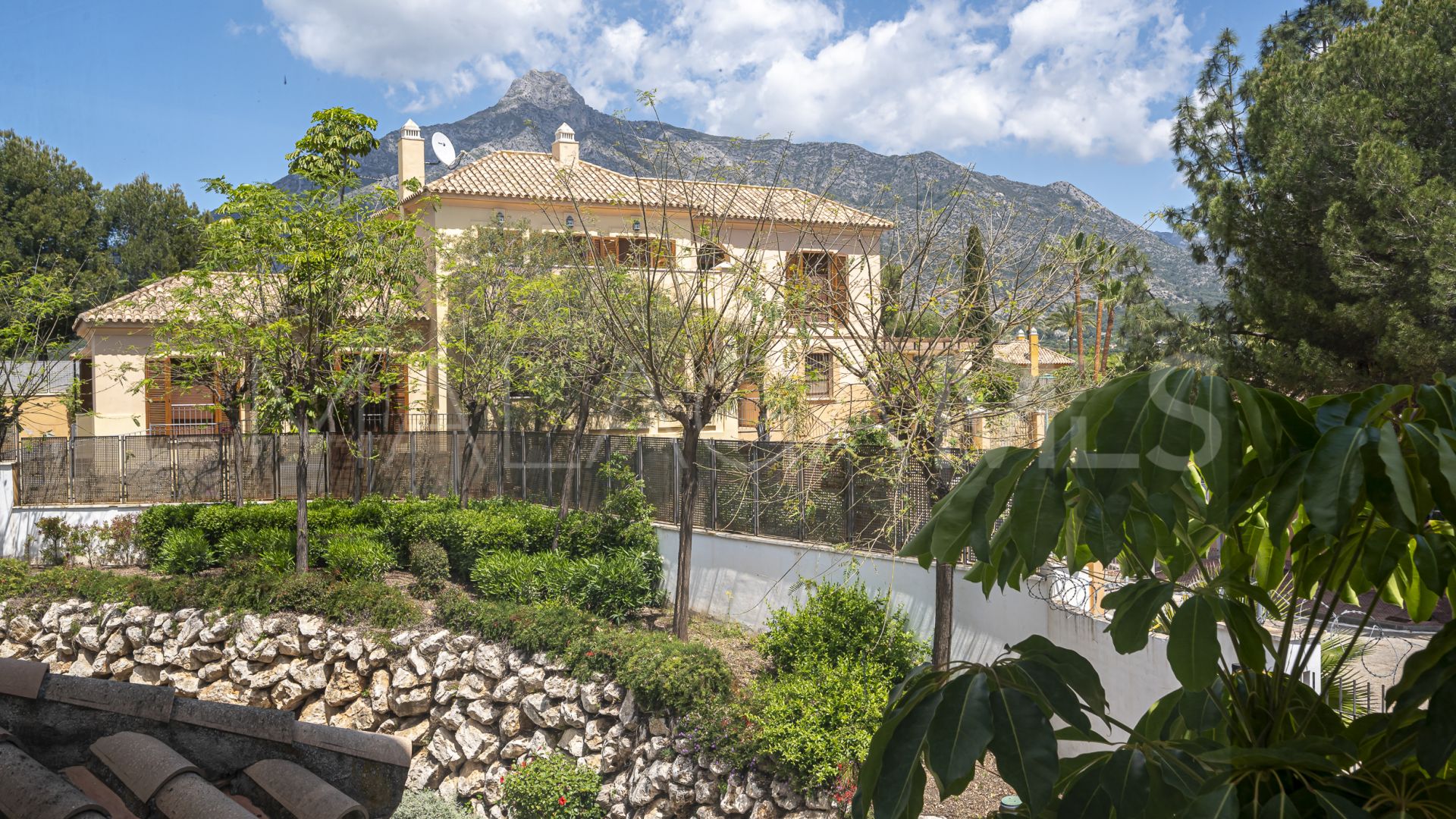 For sale villa with 5 bedrooms in Lomas de Magna Marbella