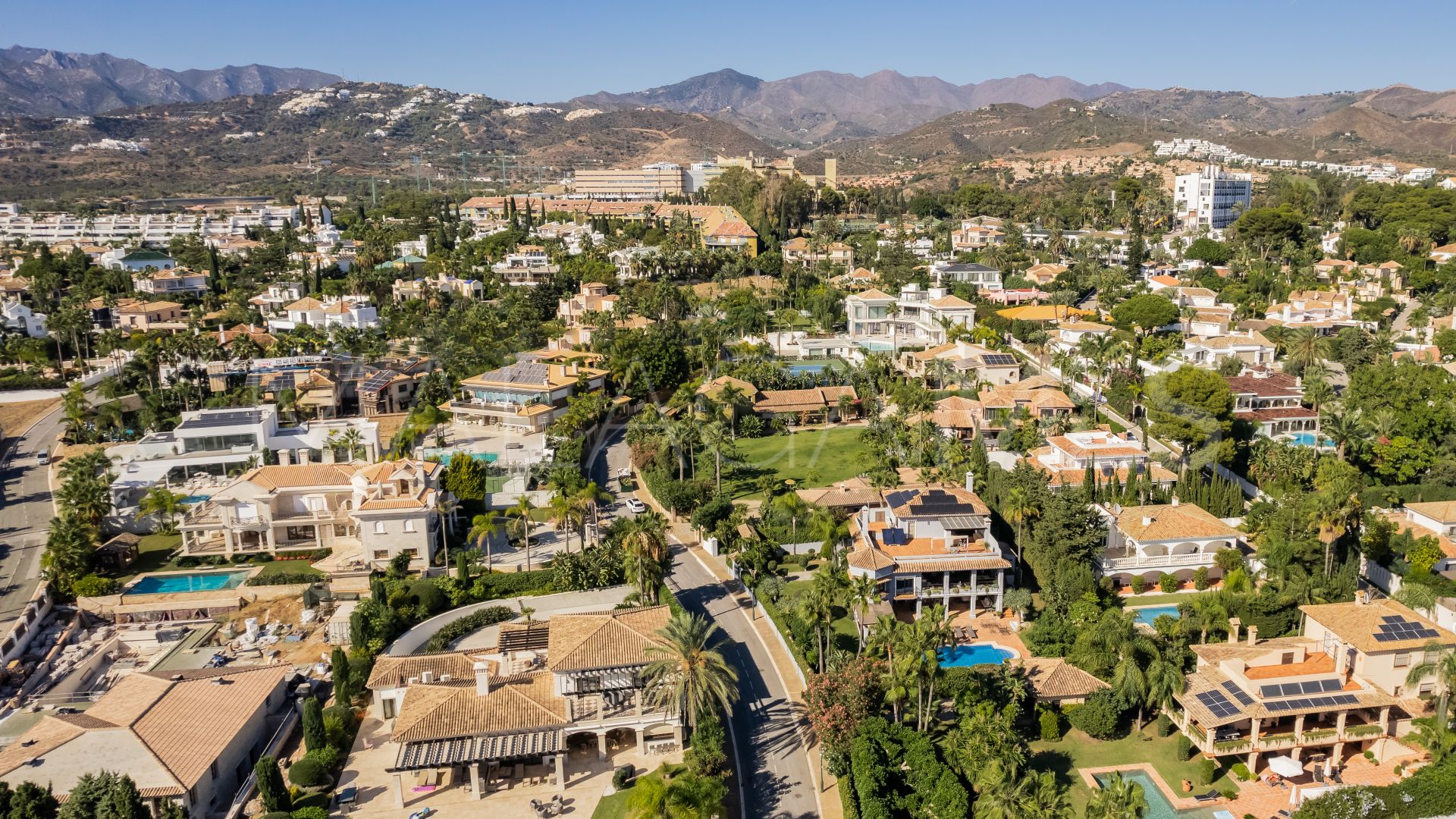 Villa for sale in Los Monteros Playa