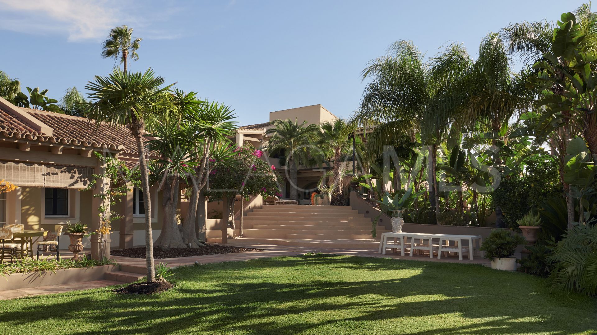 Villa for sale in Los Monteros Playa
