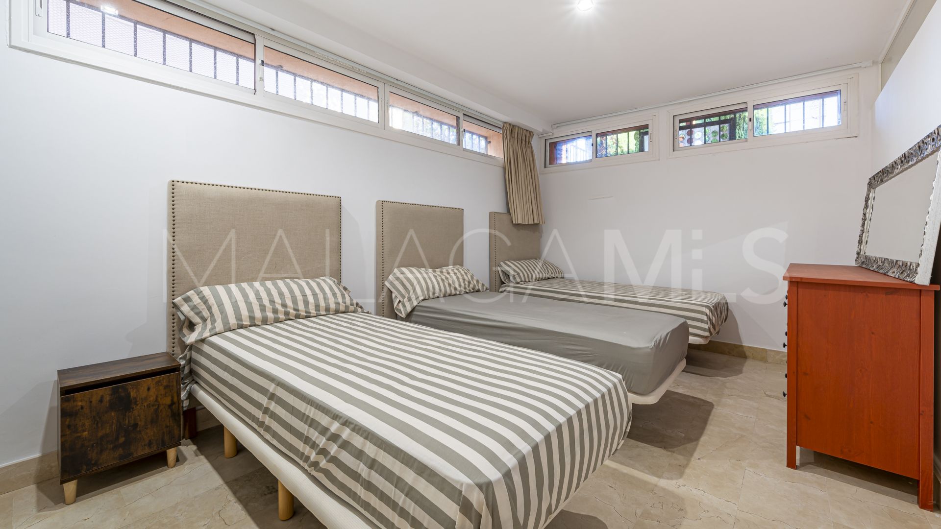 For sale town house with 6 bedrooms in Marbelah Pueblo