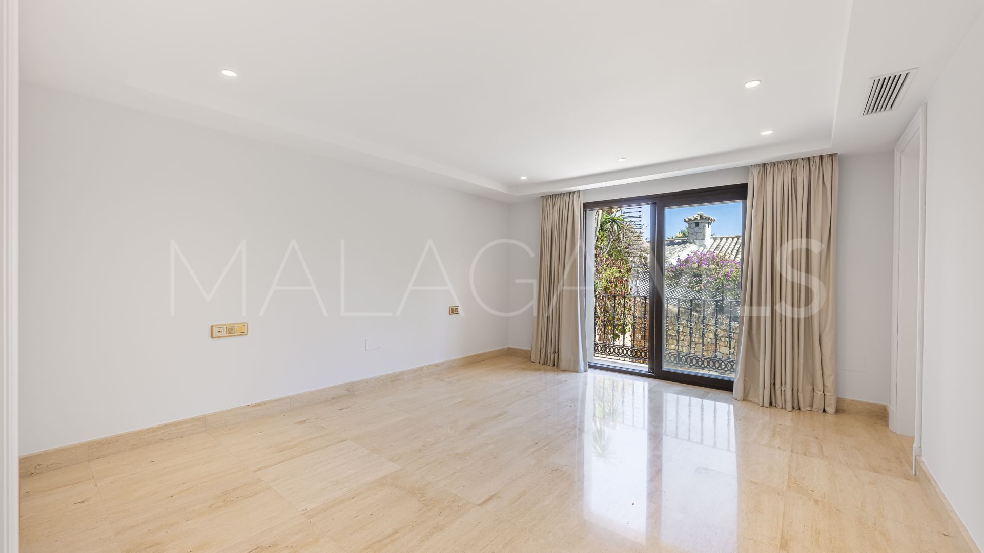 Villa for sale in El Herrojo