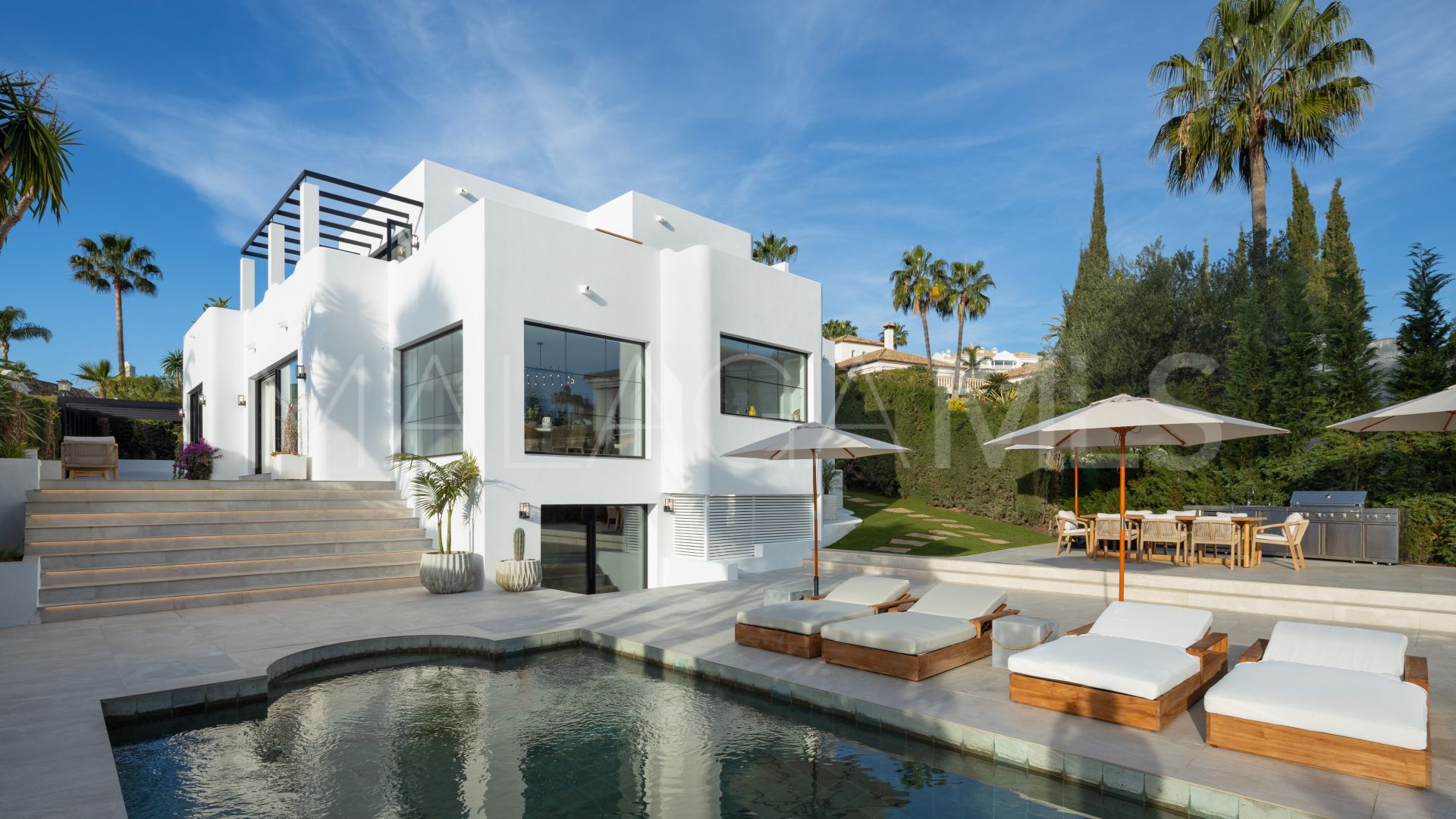 Buy villa in Los Naranjos with 4 bedrooms