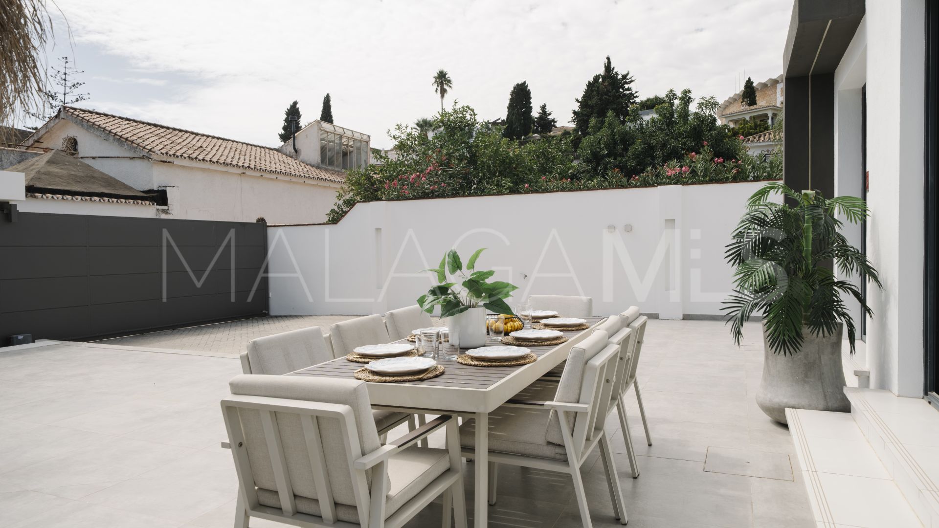 Villa for sale in Nueva Andalucia