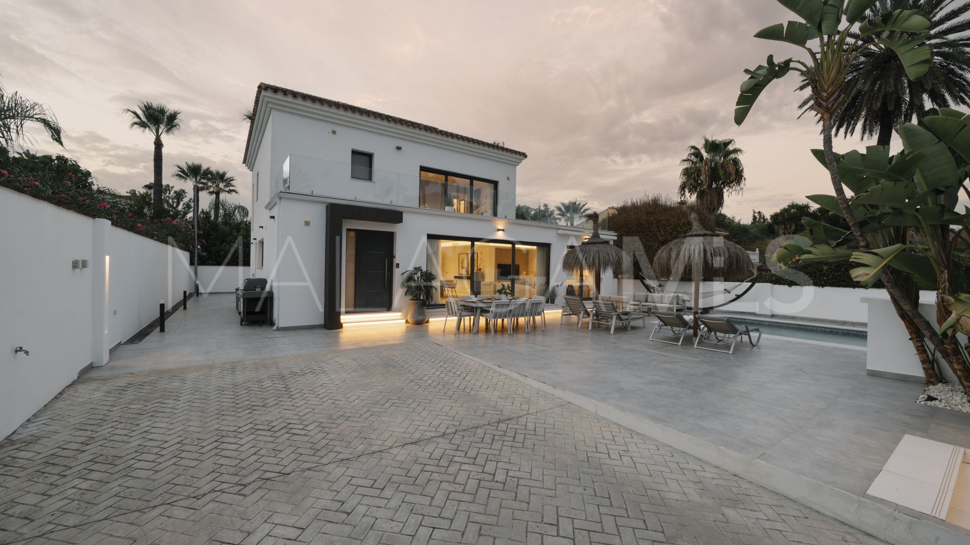 Villa for sale in Nueva Andalucia