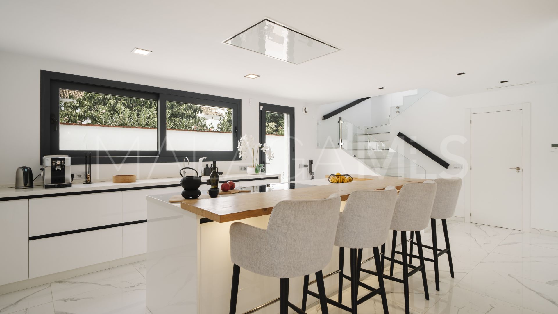 Villa for sale in Nueva Andalucia
