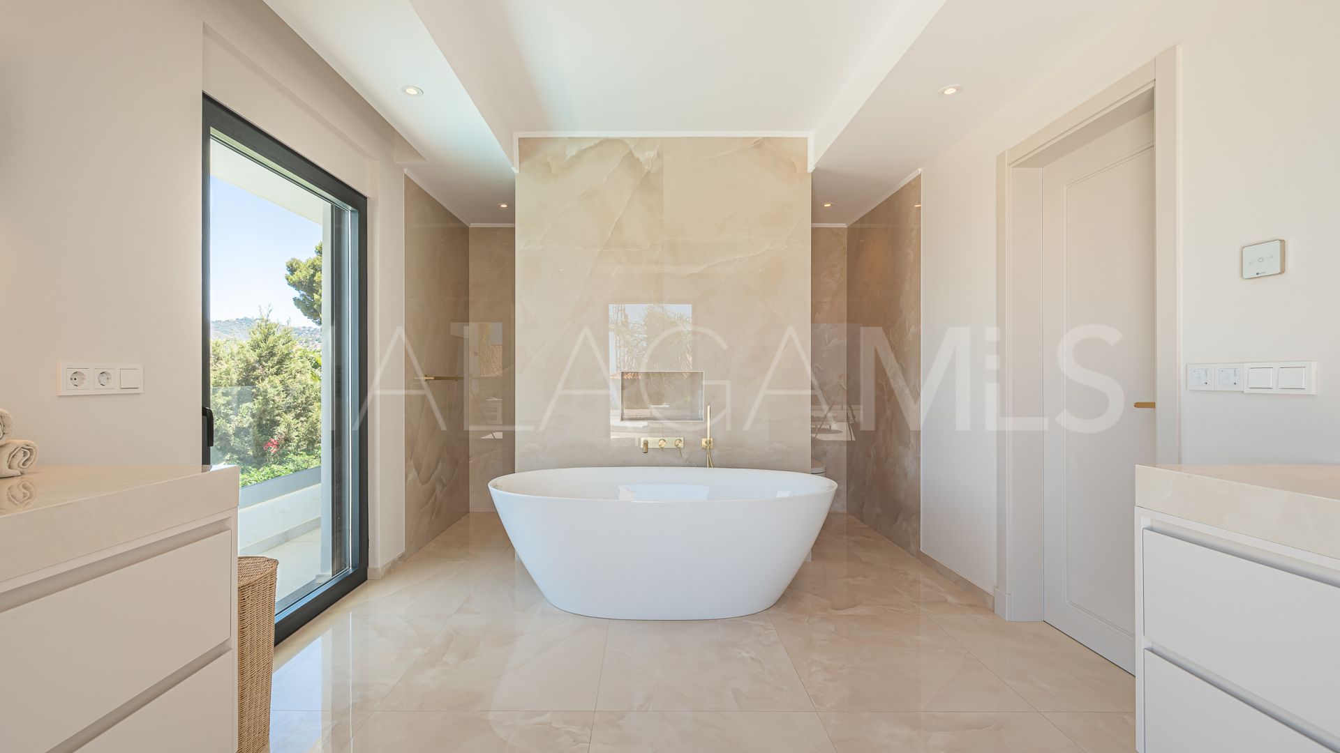 For sale 5 bedrooms villa in Artola