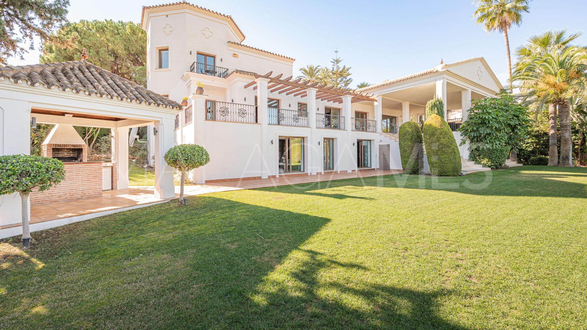 Villa for sale in Nueva Andalucia