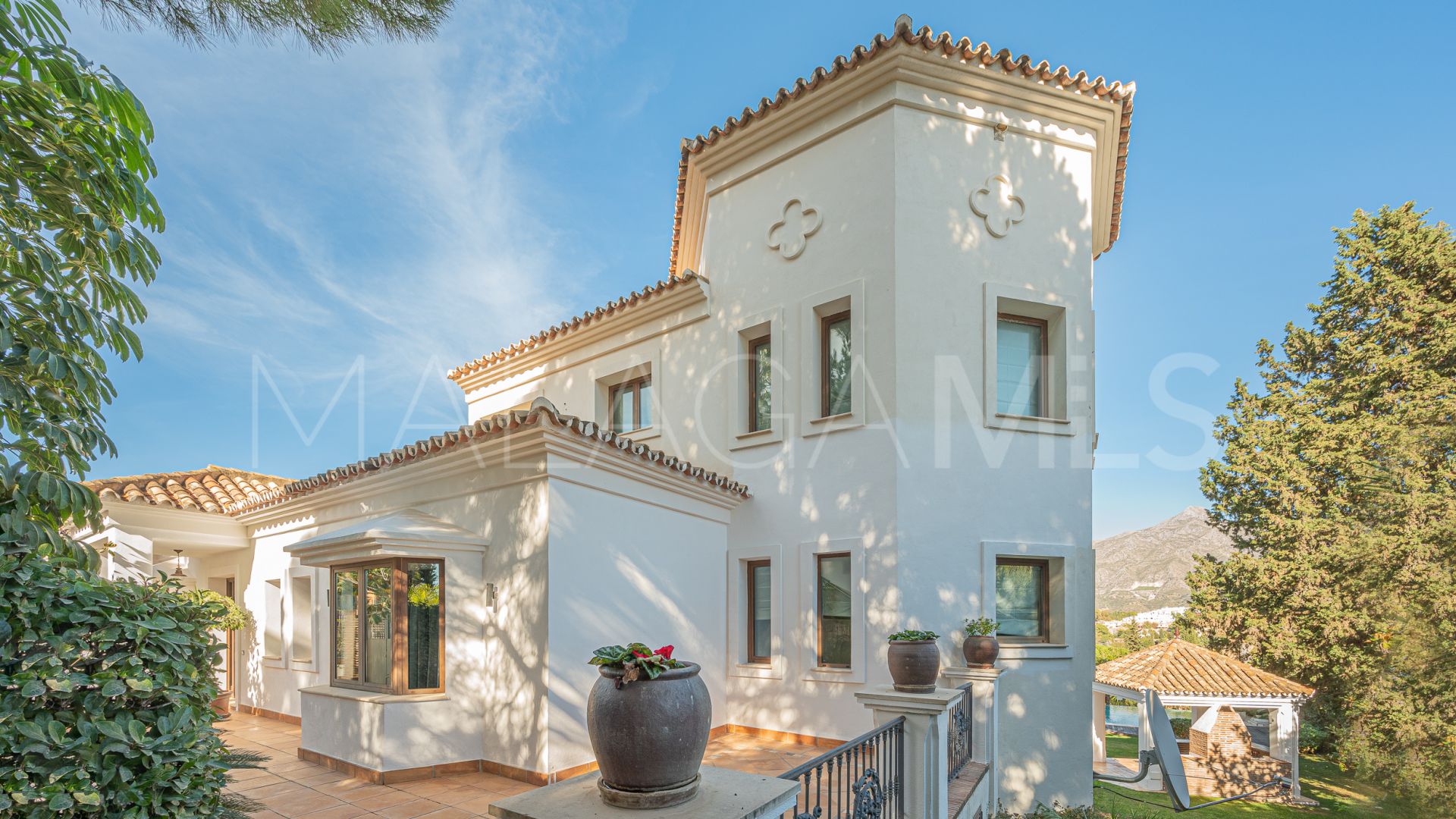 Villa for sale in Nueva Andalucia