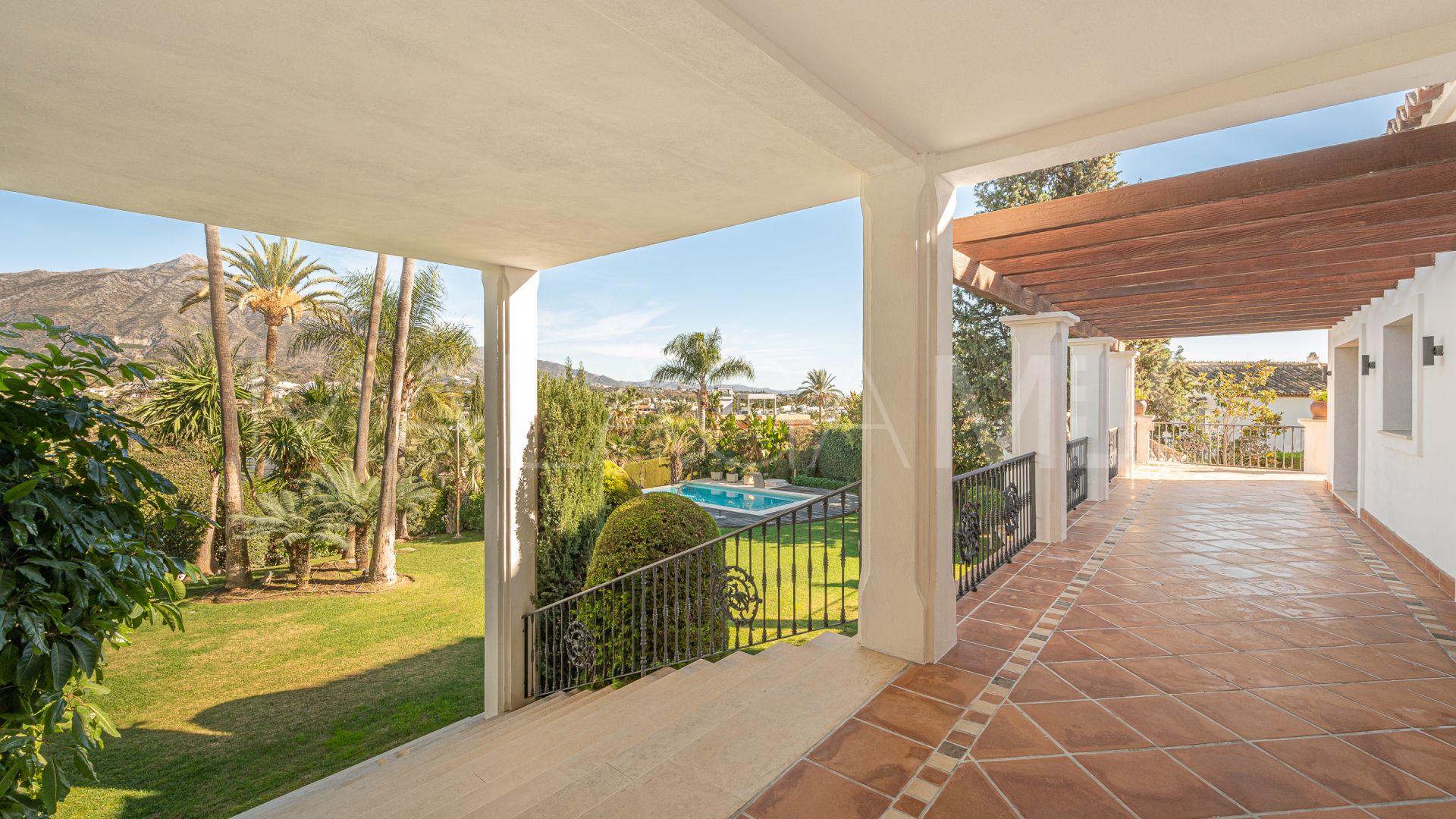 Villa for sale in Nueva Andalucia