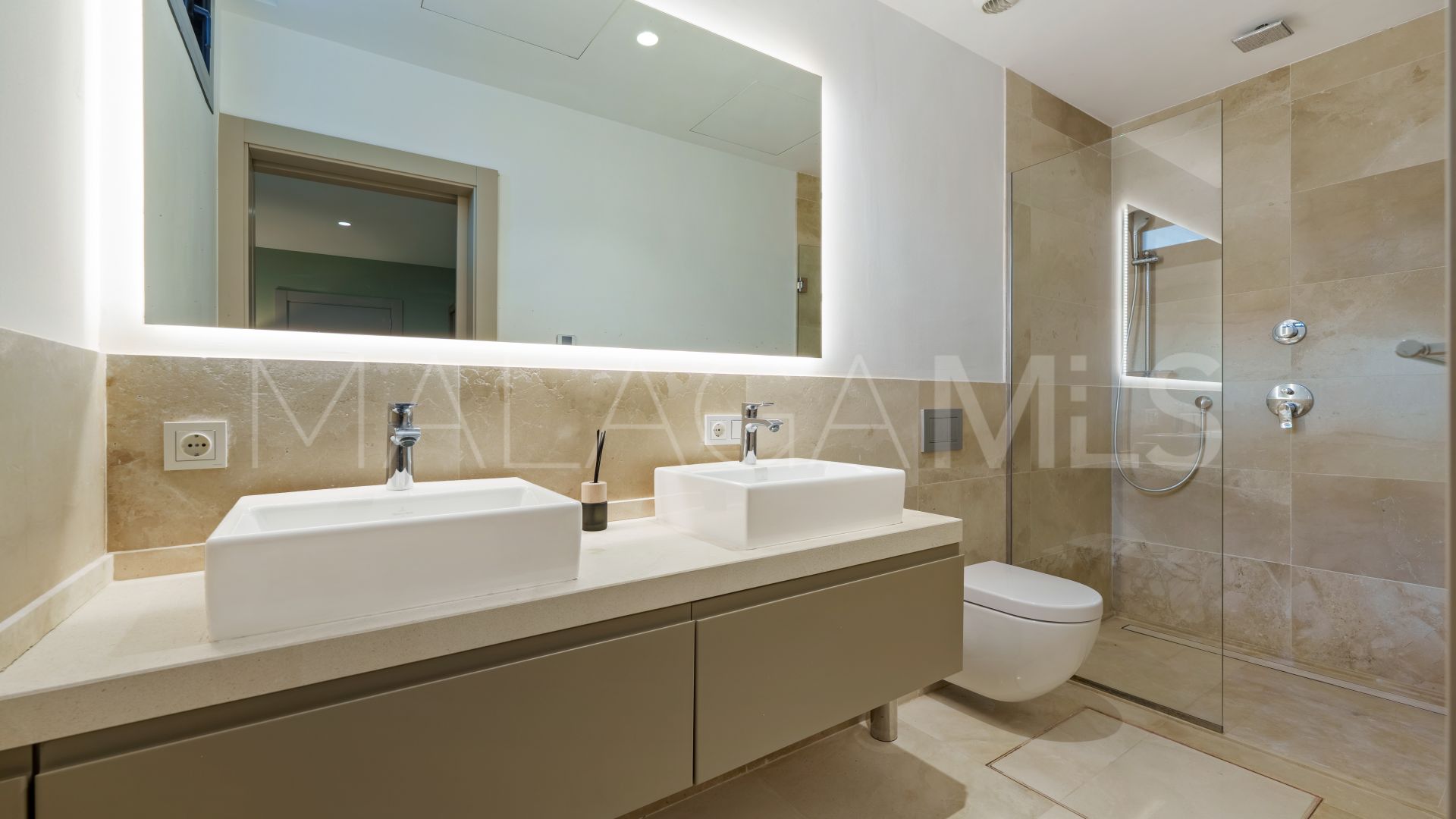 Villa for sale in Nueva Andalucia