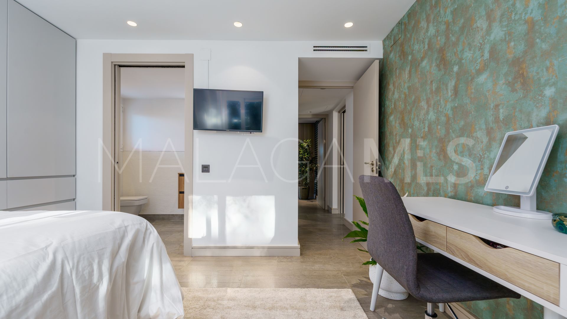 Villa for sale in Nueva Andalucia