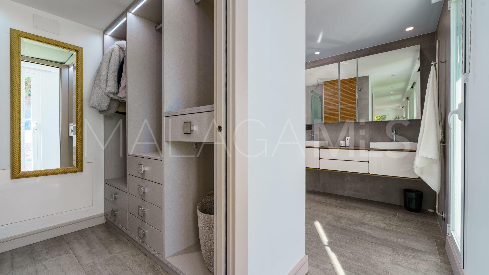 Villa for sale in Nueva Andalucia