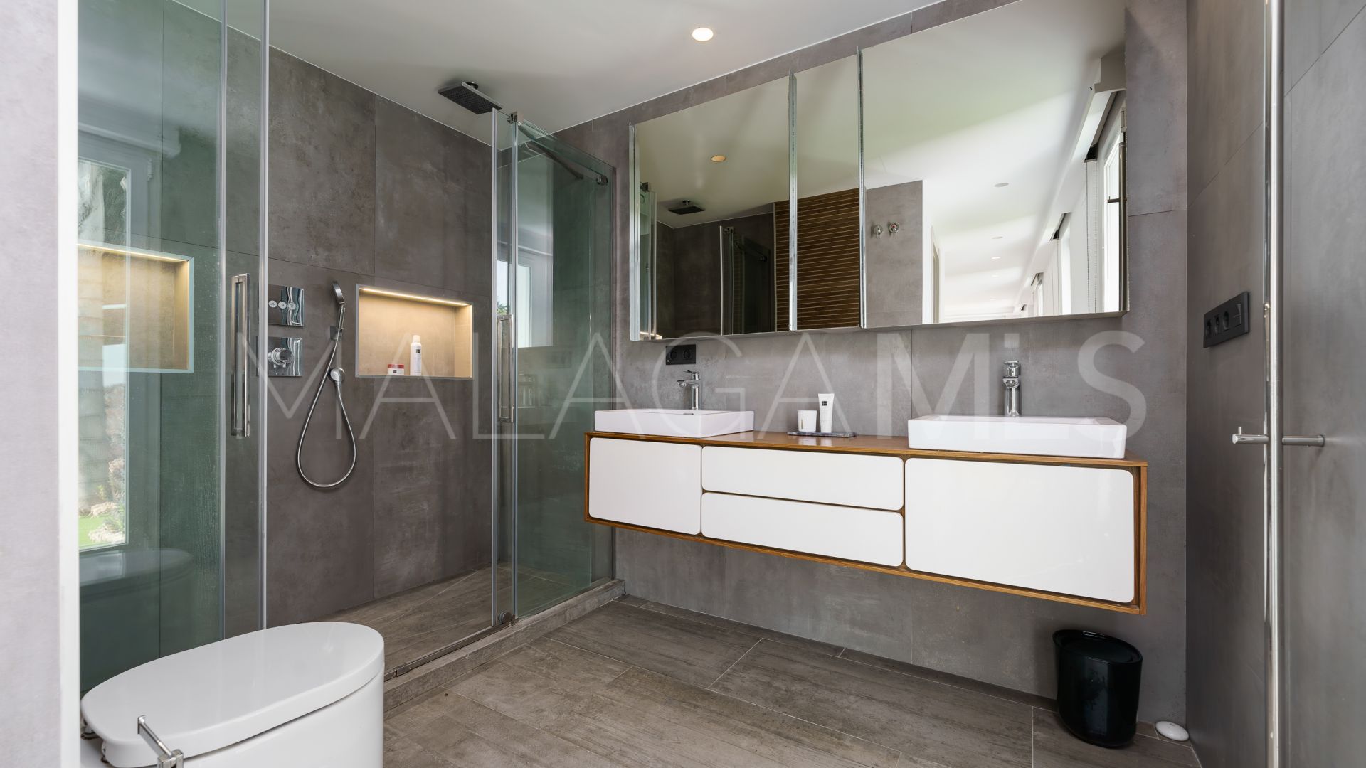 Villa for sale in Nueva Andalucia