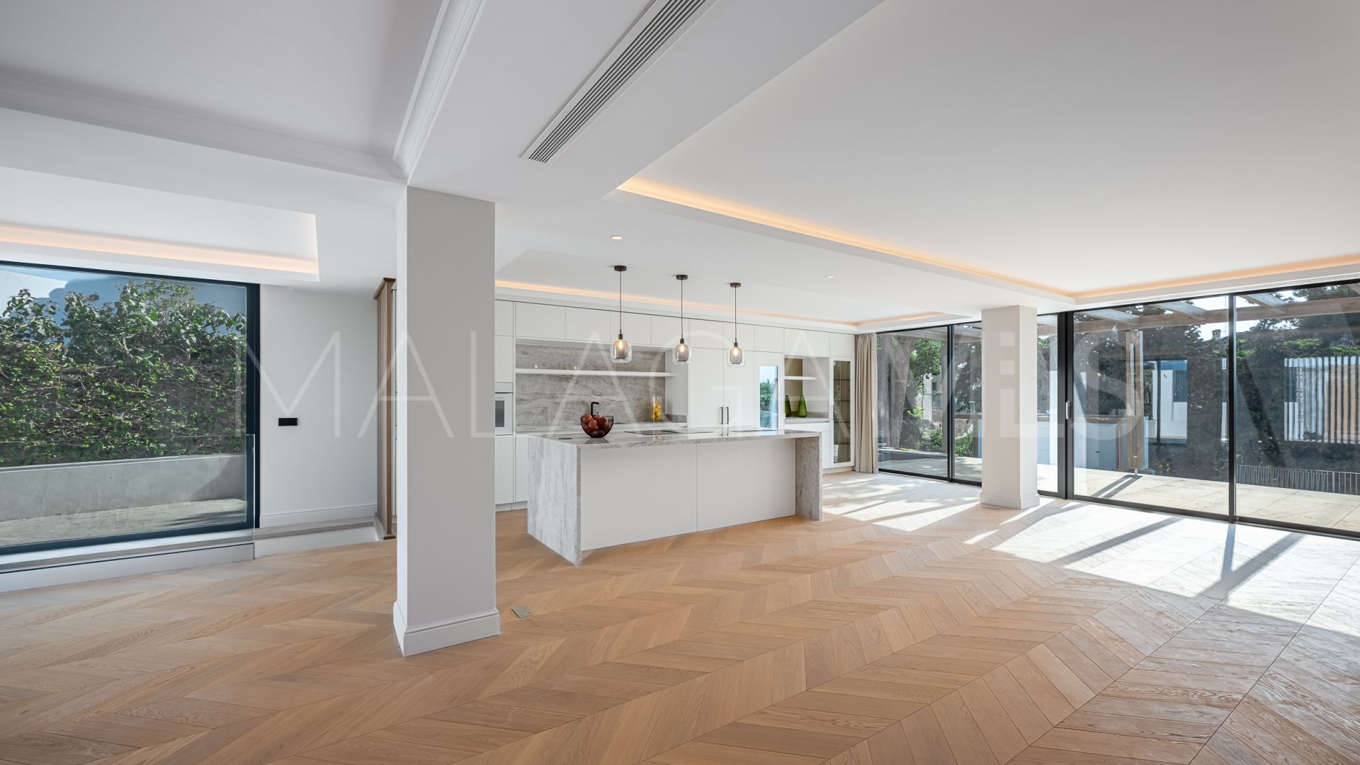 4 bedrooms villa for sale in Elviria