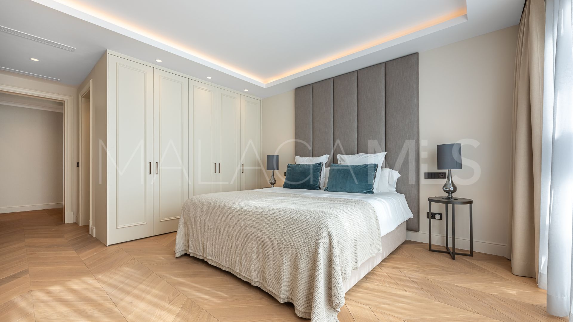 4 bedrooms villa for sale in Elviria