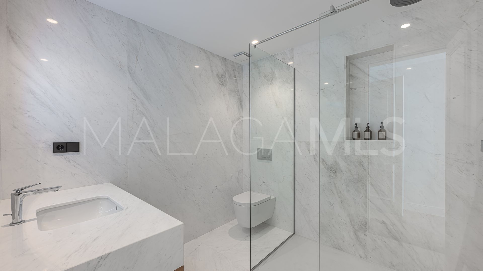 4 bedrooms villa for sale in Elviria